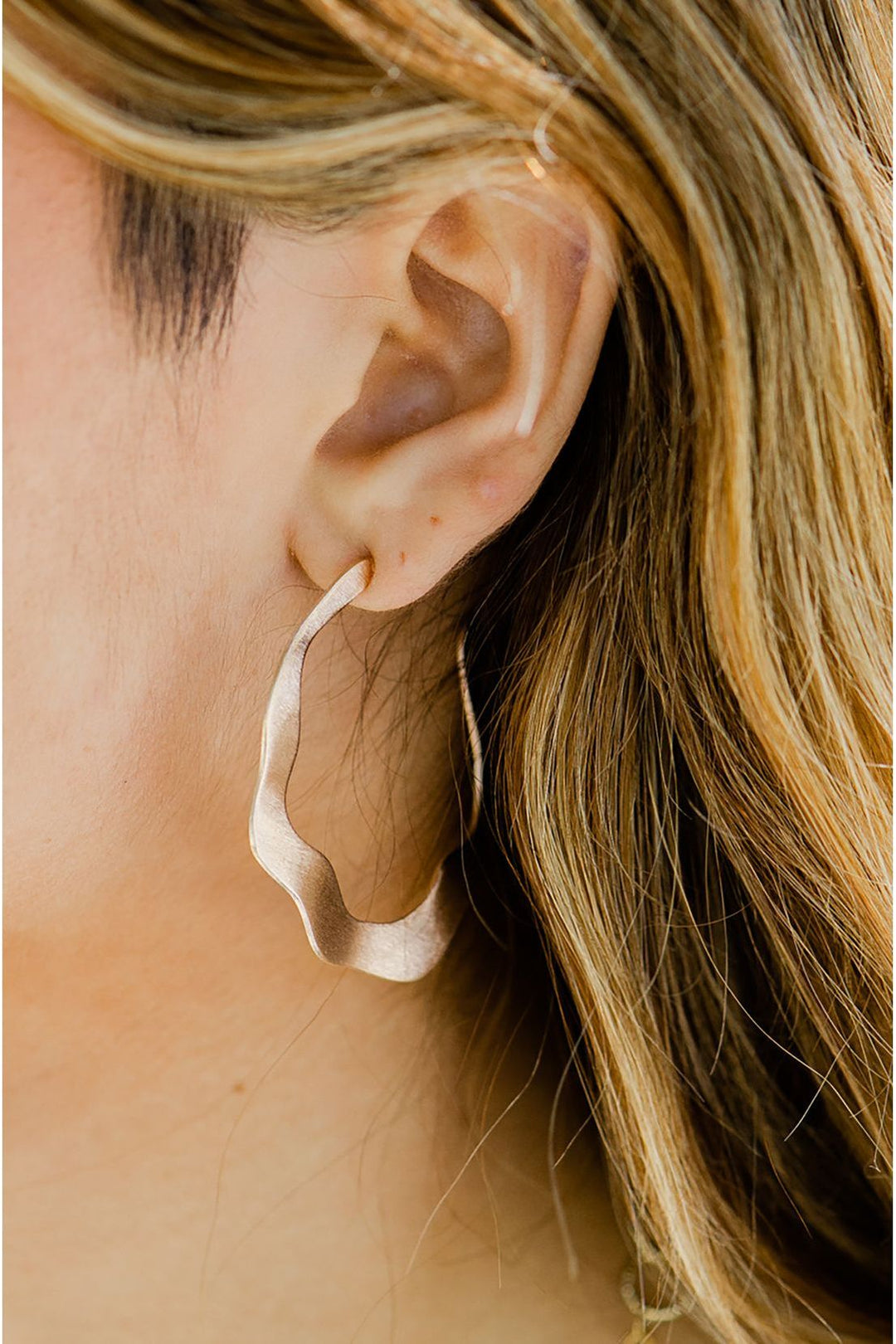 DAPHINE WAVY HOOPS