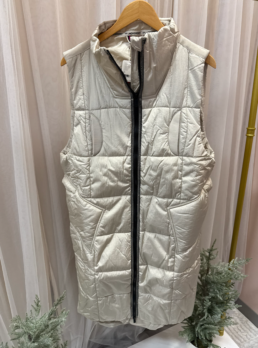 ON THE MOVE PACKABLE VEST| MUTED BEIGE