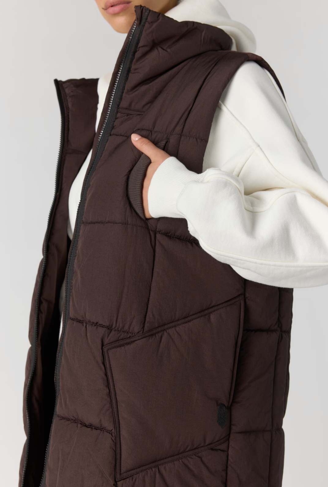 ON THE MOVE PACKABLE VEST| CHOCOLATE