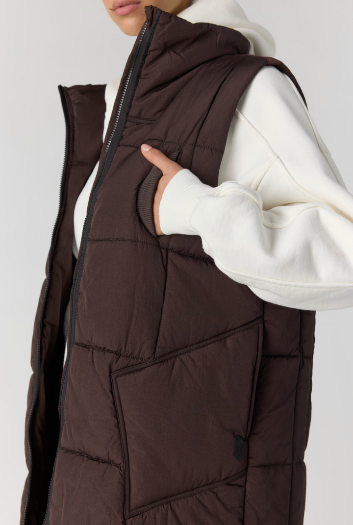 ON THE MOVE PACKABLE VEST| CHOCOLATE