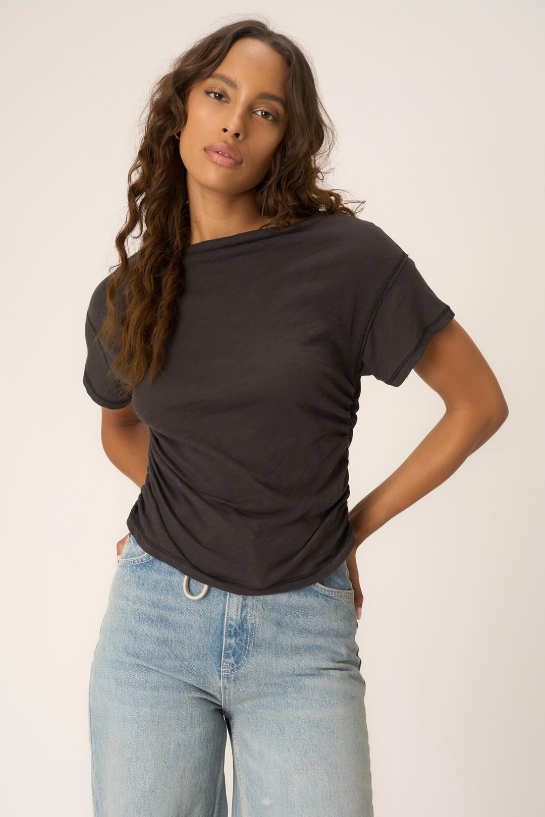 VIVI SIDE RUCHED TEE